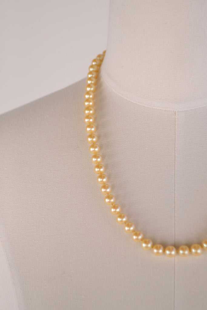 Close View - Vintage Short Pearl Necklace