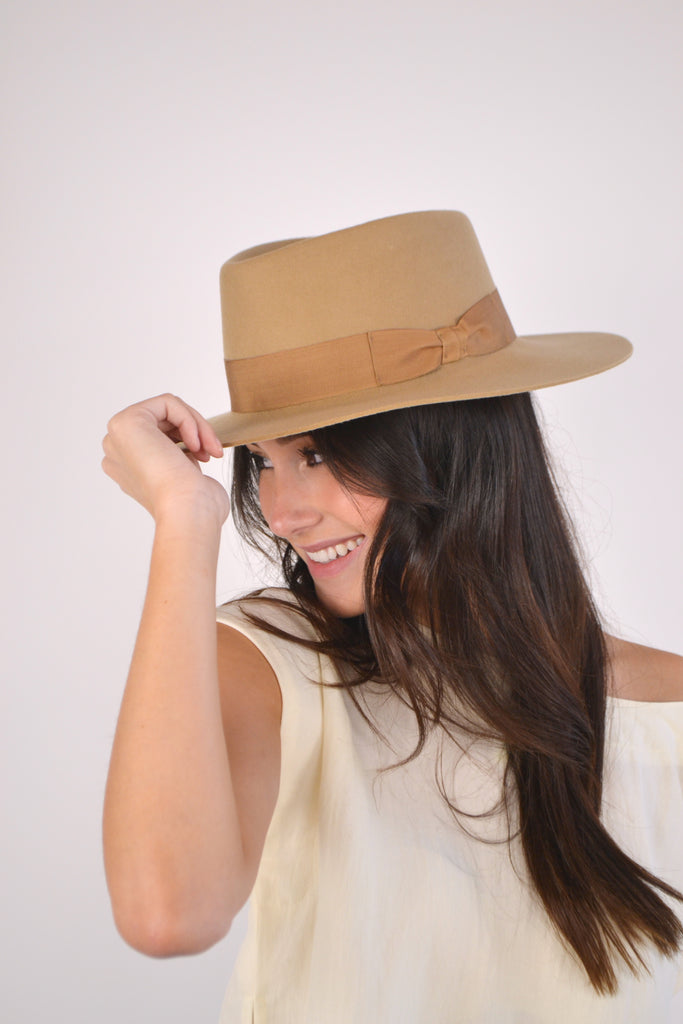 model wearing felt hat